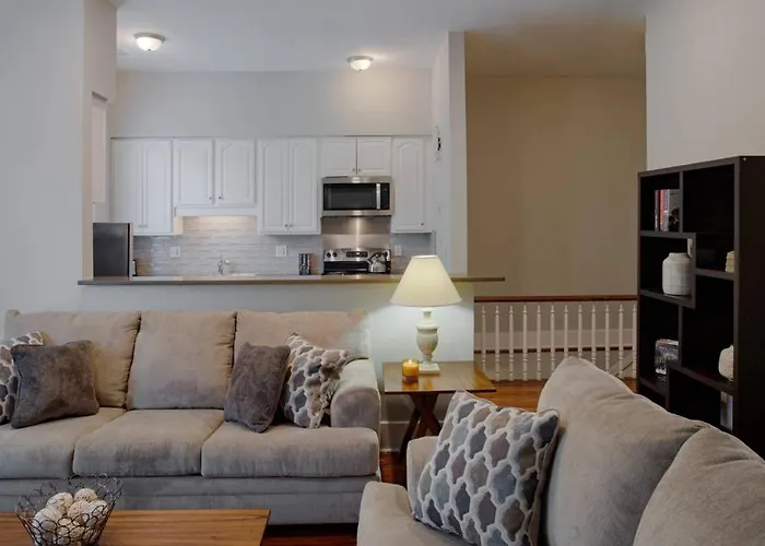 414B Waldburg St - 2 Bedroom Oasis Near Forsyth Park