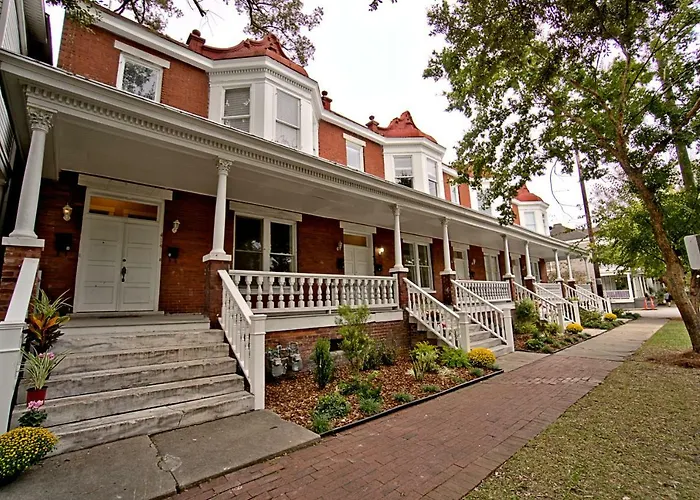 414B Waldburg St - 2 Bedroom Oasis Near Forsyth Park